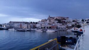 Dalt Vila con nubes