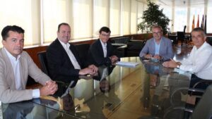 El presidente y el director general de turismo con directivos de Mundiplan