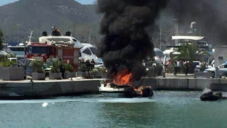 barca incendiada marina ibiza