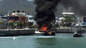 barca incendiada marina ibiza