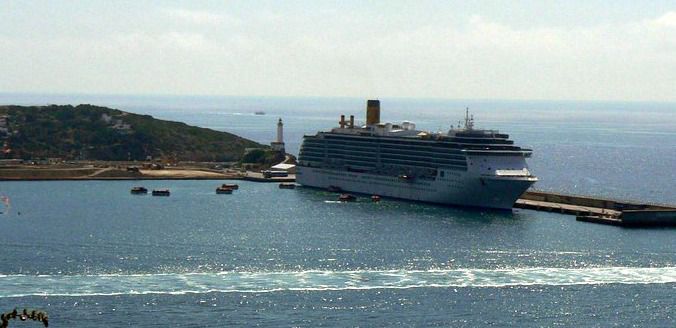 Un crucero atracado en el dique de Botafoc, en el puerto de Eivissa
