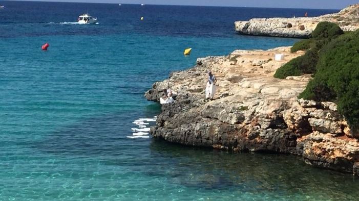 En sa Caleta se realiza la recogida de los residuos desde tierra con mantas absorbentes