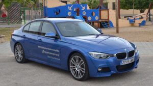 El BMW 330 e cuenta con una est&eacute;tica deportiva.