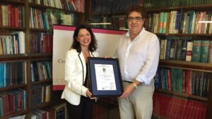 Soledad Seisdedos y Antoni Bennasar, en el momento de la entrega del certificado