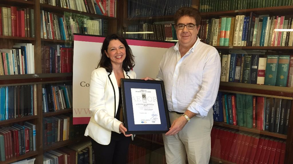 Soledad Seisdedos y Antoni Bennasar, en el momento de la entrega del certificado