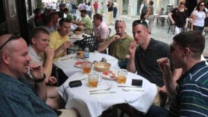 Turistas comiendo