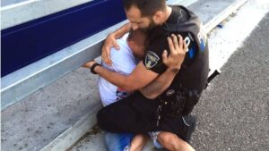 El agente abraza emotivamente al joven