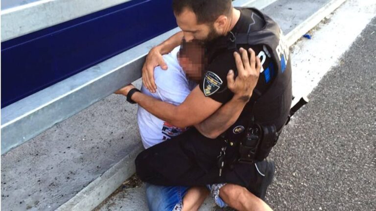 El agente abraza emotivamente al joven