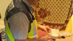 Uno de los agentes de la UCRIF durante el registro