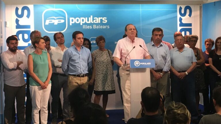 Rueda de prensa de Rodríguez con Gijón en segunda fila