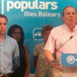 Ambos, en segunda fila durante la rueda de prensa de Rodríguez