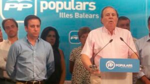 Ambos, en segunda fila durante la rueda de prensa de Rodr&iacute;guez