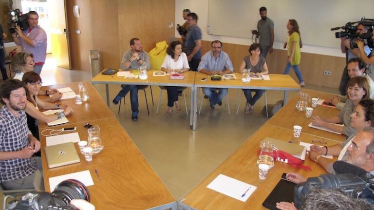 Imagen de la negociación dels Acords pel Canvi