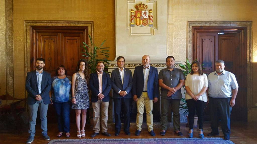 Ensenyat, rodeado de los miembros del Pacte en el Consell de Mallorca