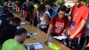 Los participantes formalizando su inscripci&oacute;n