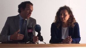 Marc Pons junto a la consejera canaria deTransportes, Ornella Chac&oacute;n