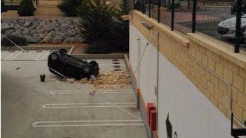 El accidente ha sido muy aparatoso y ha provocado la alarma de algunos clientes