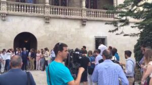 La presidenta del Govern acompa&ntilde;ada del c&oacute;nsul franc&eacute;s en Mallorca