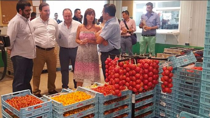 La presidenta Armengol durante su visita a la empresa Agroilla