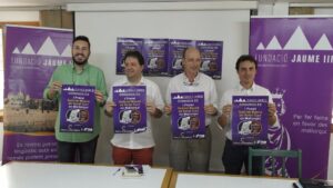 Joan Font (2&ordm; por la izquierda) mostrando el cartel