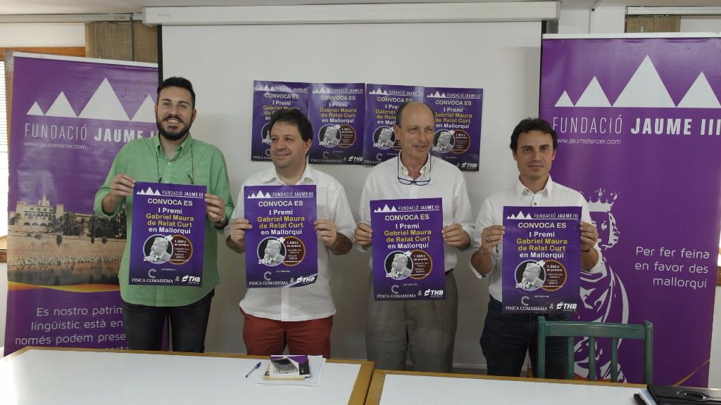 Joan Font (2º por la izquierda) mostrando el cartel