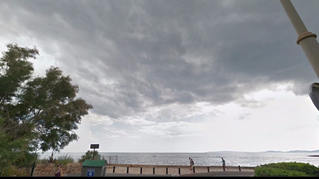 Los responsables municipales han colocado la bandera roja