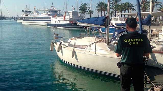 La Guardia Civil frente a la embarcación