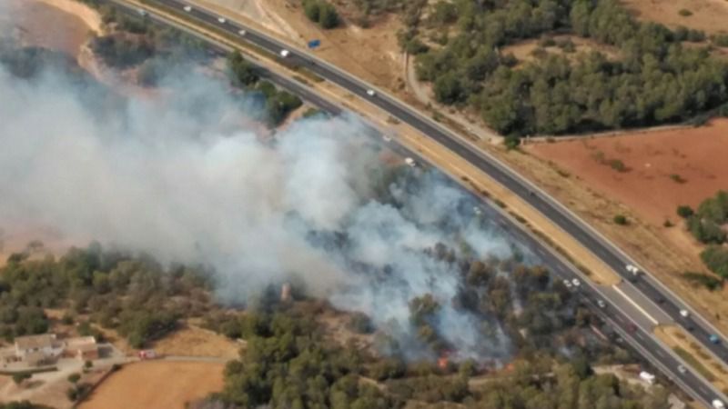 El humo se ve a pocos metros de la carretera