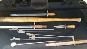 Encontraron un bate de beisbol, 3 bayonetas militares y un pu&ntilde;al de doble filo