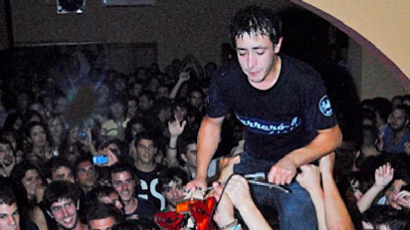 'La entrada del motoret' en el pub Sis Kaires es otro de los reclamos multitudinarios