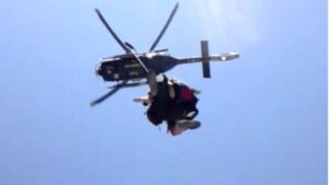 Momento en el que los turistas son elevados hasta 'el Cuco'