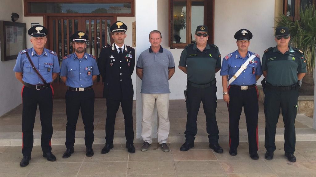 jaume ferrer con carabinieri y guardia civil