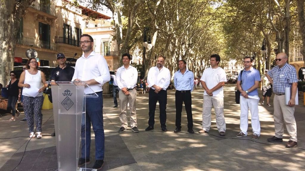 El alcalde José Hila durante la presentación de esta red gratuita