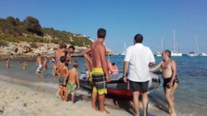 Nuevo accidente de un joven que ha tenido que ser rescatado por una lancha