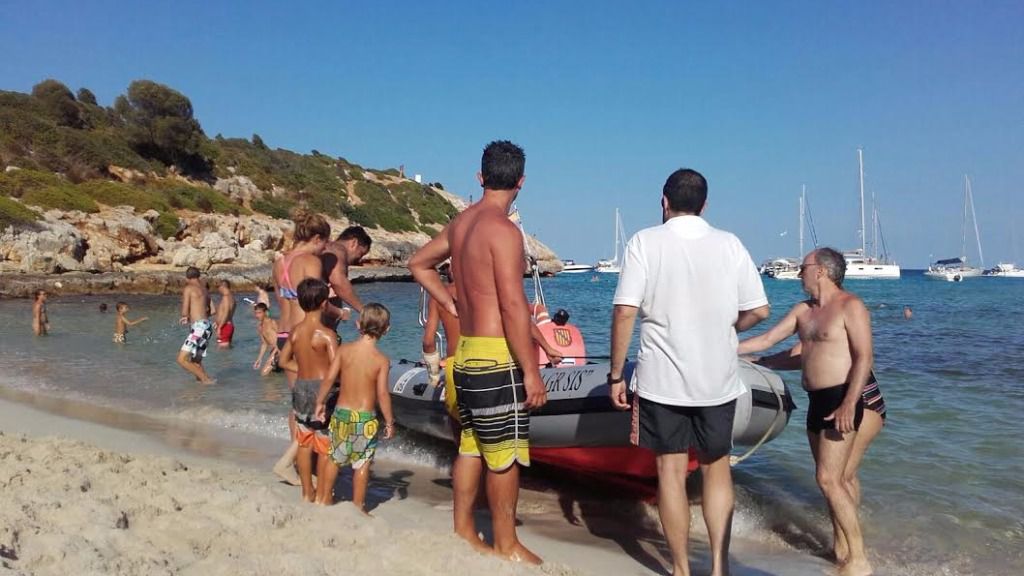 Nuevo accidente de un joven que ha tenido que ser rescatado por una lancha
