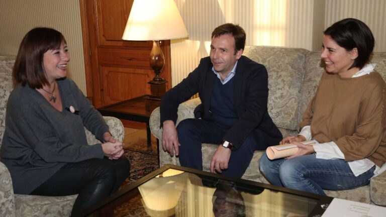 Juan Estarellas con la presidenta del Govern en el Consolat de la Mar