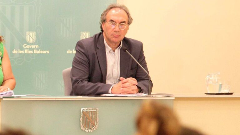 El conseller durante la rueda de prensa