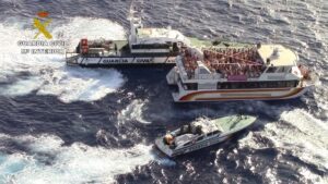 Los efectivos de la Benem&eacute;rita interceptan un barco con una fiesta a bordo
