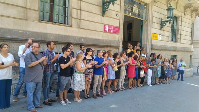 Concentración de políticos ante la Delegación del Gobierno