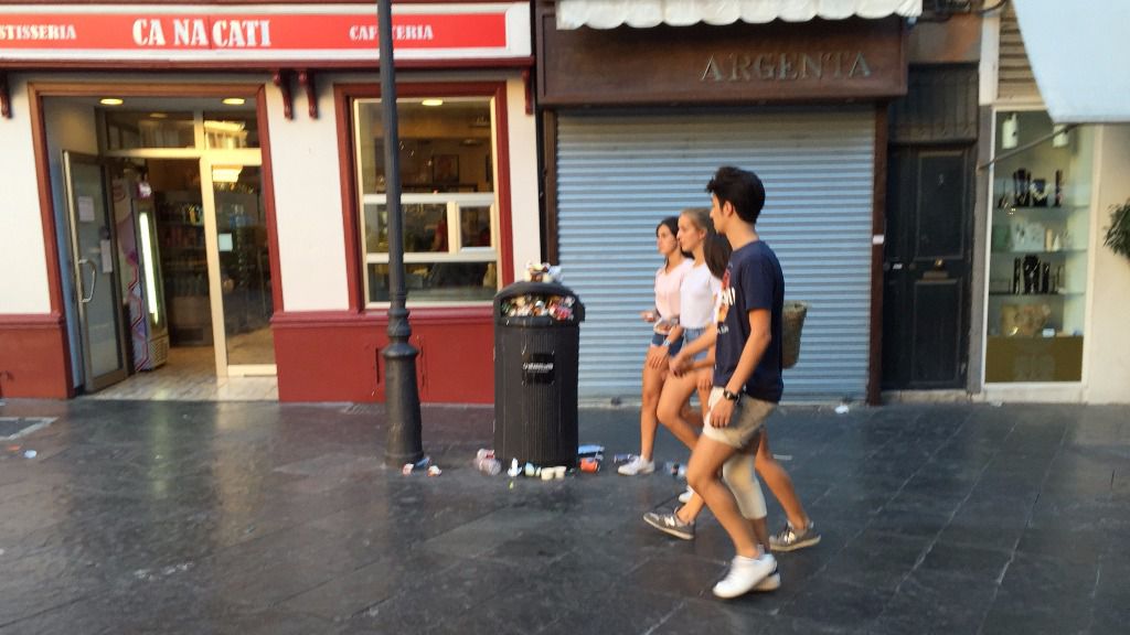 Vecinos y turistas se quejan de la suciedad en el centro y muchos barrios