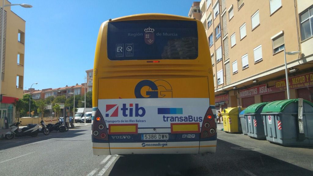 Vehículo con letras y escudo sobreimpresionados de la región murciana
