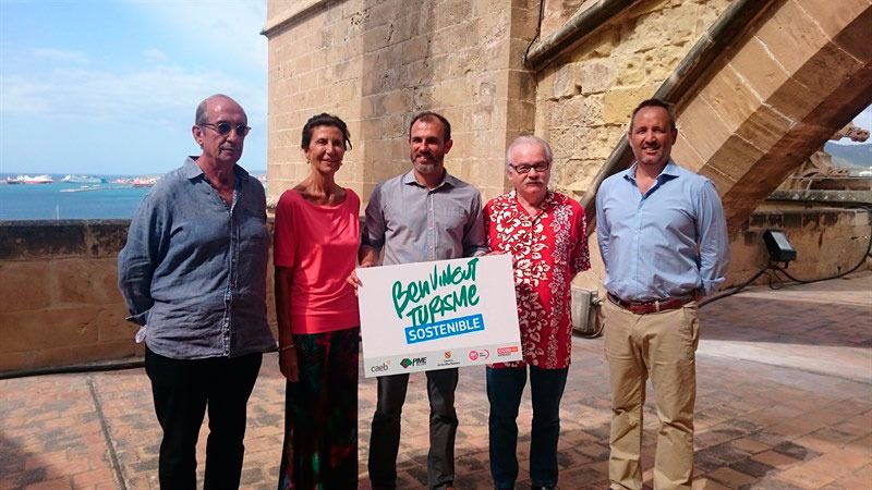 El videpresident Biel Barceló porta el slogan publicitario de la campaña