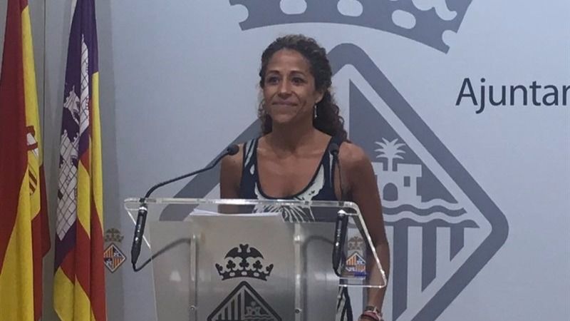 Se estrena como alcaldesa en funciones con el debate del verano