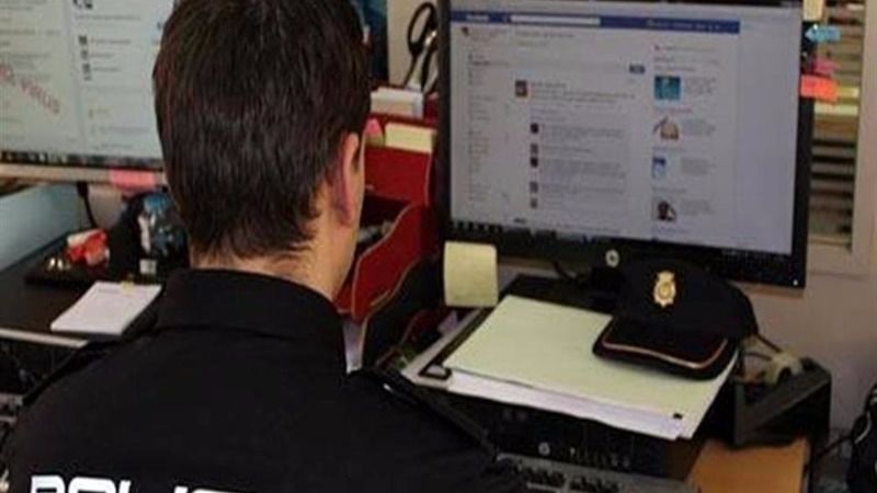 Un agente hace seguimiento de las redes sociales