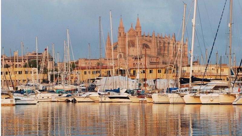 La catedral y el Parc de la Mar