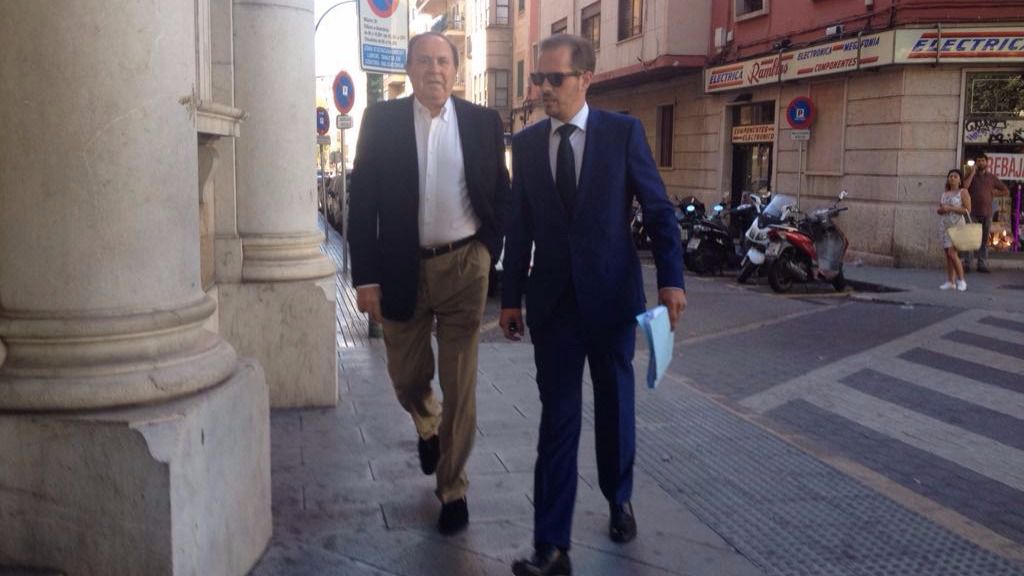 Rodríguez lleva a los juzgados con su abogado, José Manuel Madroñero. Foto: Lluís Forenci González
