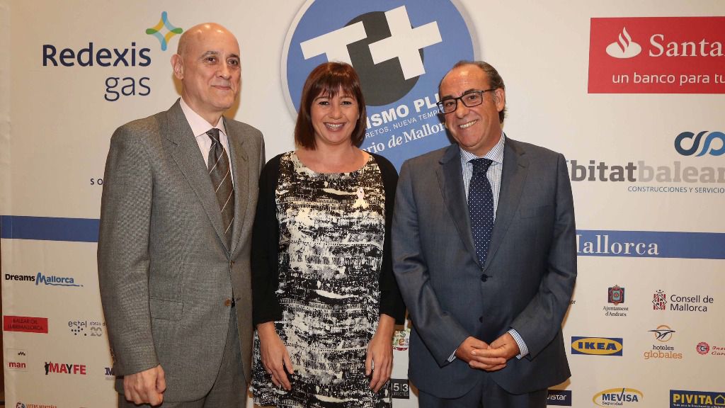 Pedro Pablo Alonso y José Manuel Atiénzar (Prensa Ibérica) flanquean a Francina Armengol
