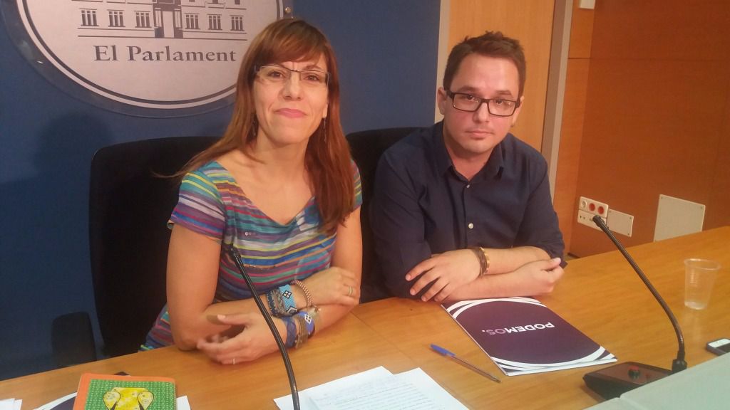 Laura Camargo junto al diputado Carlos Saura