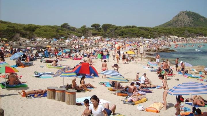 Playa llena de turistas