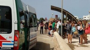 Parada repleta de turistas y residentes